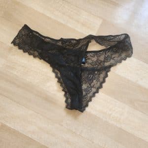 Tanga dentelle prêt à être sali...