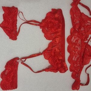 Liguero y sujet*** de encaje rojo