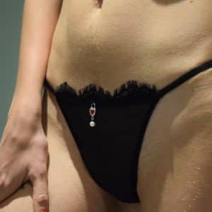 String noir avec bijou coeur