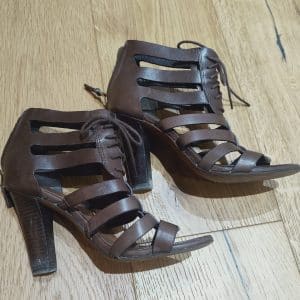 5 photos de mes pieds chaussés avec des talons