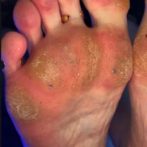 JOI CUI Humiliation ultime : mes pieds crades et cornés te broient mentalement et t’obligent à avaler chaque goutte.