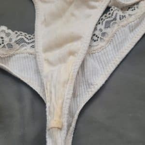 Culotte tanga sale et jaunie du 24 mars