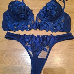 Magnifique ensemble bleu porté 48h ou plus sur demande....