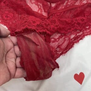 Culotte rouge décolorée
