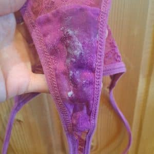 Lèche la jouissance de mon string crémeux (vendue)