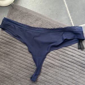 String bleu — porté toute la journée rien que pour toi