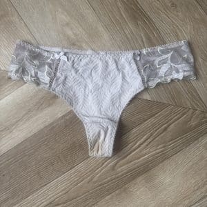 String Blanc à dentelle RÉSERVÉ