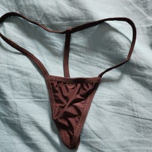 Micro string porté dans la journée si tu veux