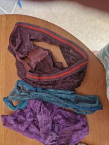 Mes petites culottes portées 3 jours de suite au travail ( je suis cuisinière)