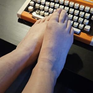 Katalina écrit une lettre - photos de pieds