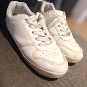 Mes vieilles baskets blanches odorantes et défoncés