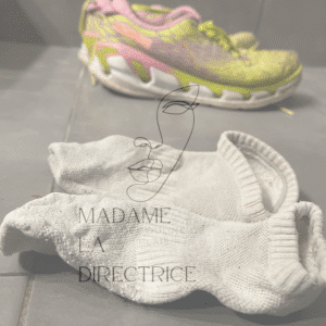 La vue et l’odeur des pieds de La Directrice
