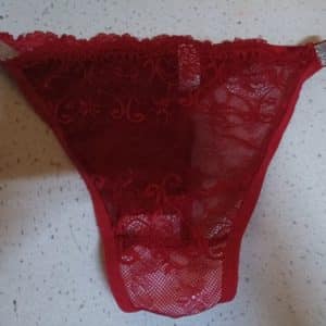 Tanga rouge a dentelle réservé