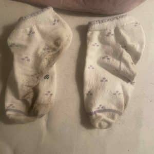 chausette blanche et violette a motif