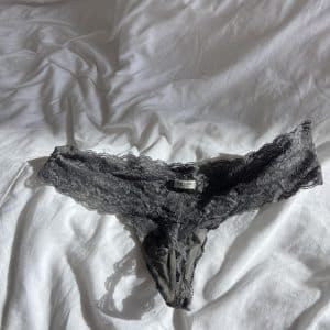 Joli petit string en dentelle