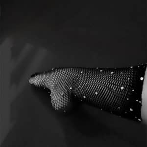 ✨ Jeu de lumière en noir et blanc ✨ Collants Barésie noir vernis… entre élégance et mystère.