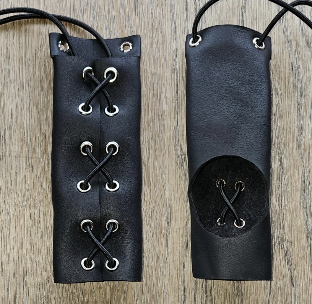 Corset-pénis en cuir — Élégance, contrôle et discrétion Conçu et fabriqué entièrement à la main, ce corset-pénis en cuir est plus qu’un simple accessoire : c’est un bijou intime pensé pour sublimer la contrainte. Disponible en trois tailles (M / L / XL), il se porte confortablement sous les sous-vêtements et reste discret au quotidien — plus élégant et plus fin qu’une cage de chasteté classique, tout en conservant son rôle de restriction et de discipline. 👉 Pour tous ceux qui ont peur de porter une cage de chasteté, ce corset est la solution idéale : aucune crainte, il offre le même sentiment de contrôle tout en étant beaucoup plus confortable et facile à assumer. Avec lui, tu découvriras des sensations nouvelles, intenses, que tu n’as encore jamais connues. Chaque pièce est réalisée avec un cuir de qualité, coutures renforcées et finitions soignées pour garantir un maintien sûr et une durabilité optimale. Le design privilégie le confort : profil bas sous les tissus, attaches discrètes et coupe étudiée pour limiter les frottements tout en assurant l’effet psychologique et sensoriel recherché. Je t’accompagne pas à pas : si tu t’offres ce bijou, je te guide personnellement pour le choix de la taille, la mise en place, l’entretien et l’usage sécurisé. Que tu sois novice ou expérimenté, je propose un suivi attentif pour que l’expérience soit à la fois fiable et respectueuse de tes limites. Expédition discrète via Mondial Relay — emballage neutre, aucune mention du contenu. Pour commander ou poser une question sur les tailles, l’entretien ou le délai, contacte-moi en message privé : je réponds rapidement et te conseille sur mesure. Offre-toi (ou offre) un objet de maîtrise et d’élégance — fabriqué avec soin, porté avec assurance.