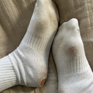 Vieilles chaussettes sales + vidéo pieds