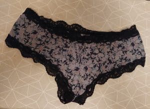 Je vends ma culotte tanga noire. Intérieur en coton qui preserve bien tous les parfums. Je la porterai deux jours pour toi et me ferai jouir dedans