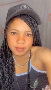 Live en caressant mes jolie seins