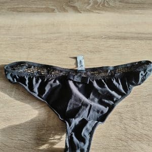 String noir dentelle usée