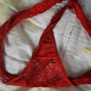 Strings rouge souillé après masturbation arrosé