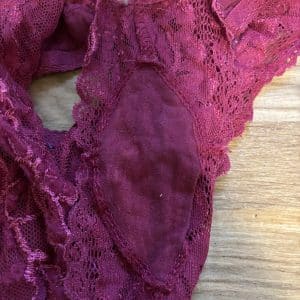 Tanga en dentelle rouge