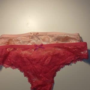 Je proposes string dentelle avant derrière tissus personnalisable selon votre goûts besoin de plus d'information écris moi