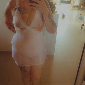 Lingerie blanche portée chaude et humide