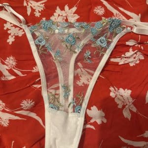 String roses bleus en dentelle
