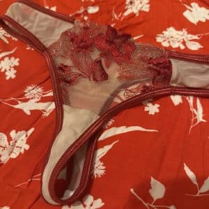 String nude rouge