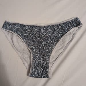 Culotte bleu fleurie