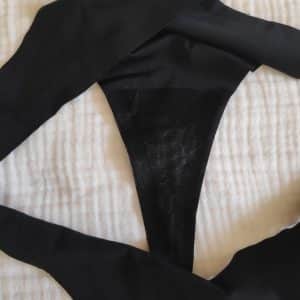 String microfibre noir mouillé