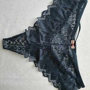 Culotte dentelle bleu nuit – motifs feuillages – petit nœud rouge
