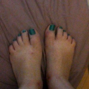 photo de mes pieds avec vernis différents