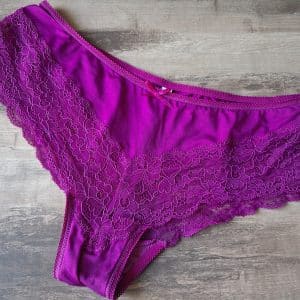 Tanga fuschia avec fin règles et mouille