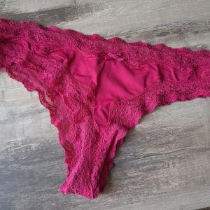 String rose contact prolongé chatte et anus