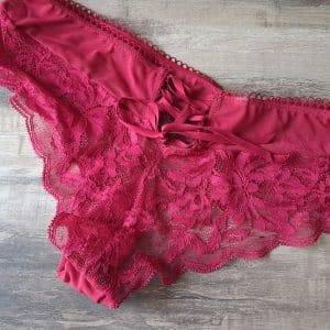 Shorty dentelle rouge qui sent fort ma chatte