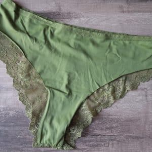 Culotte dentelle verte portée une journée contre ma vulve