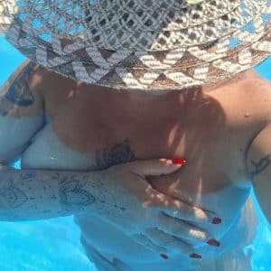 quelques clichés nue dans ma piscine...