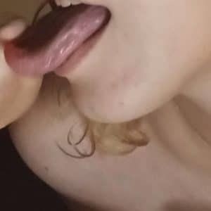 Fille se lèches les pieds