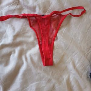 String rouge, le côter a ficelle :p plein de mouille