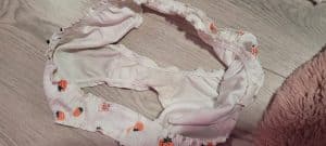 Jolie culotte de jeune fille portée généralement la nuit , je te l envoi propre et parfumée. Si tu souhaites que je la porte avant de te l envoyer, le prix sera plus élevé car tu aura mon odeur intime ☺️😛