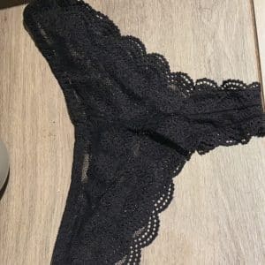 String dentelle noir porté après un rapport