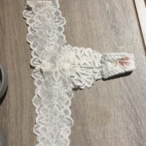 String dentelle avec petites pertes rouges