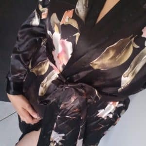 Peignoir noir à fleur effet satin