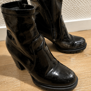 Bottines noires vernies à talons, très portées. 🖤👢