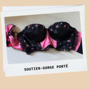 Beau soutien-gorge rose et noir porté