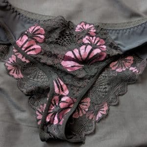🌿 Photos en culotte dentelle noire et mauve 🍑