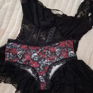 Lingerie rose rouge et tetes de mort…